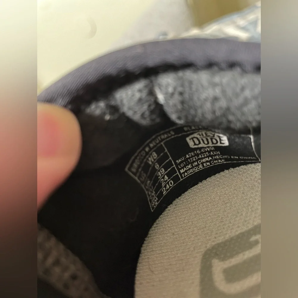 ✨Women’s Hey Dude Shoes Size 8 - Picture 7 of 7